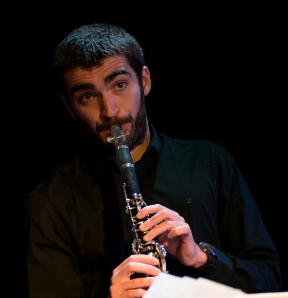 Joan Roca tocant el clarinet